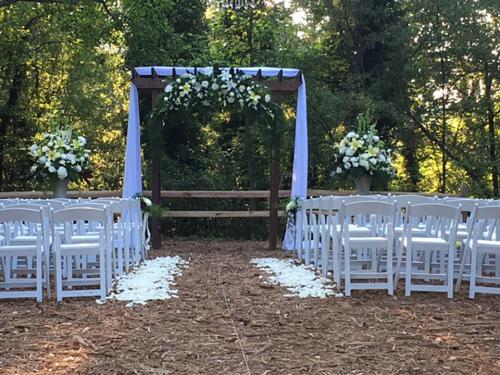 outdoor-wedding-decor-florals
