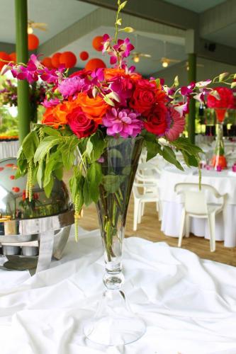 bright-reception-flowers