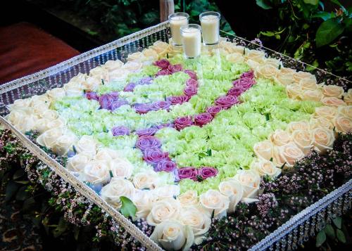 monogram-table-flowers-wedding