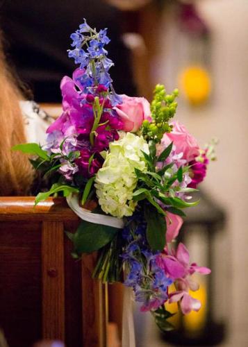 bright-pew-flowers-wedding