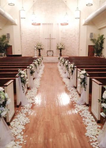 white-ceremony-flowers-wedding