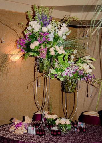 bright-elegant-reception-flowers